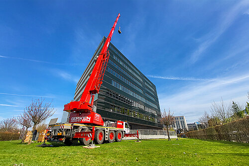 Der_GGK_70_transportiert_eine_Klimaanlage_aufs_Hausdach