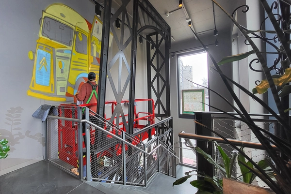 Der_Künstler_Marc_Hennig_auf_der_GS_079-08_W_bei_der_Arbeit_am_gelben_Bus