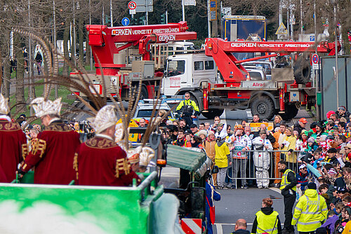 Lkw-Arbeitsbuehnen_als_mobile_Sperren_auf_Weisung_der_Polizei_beim_Rosenmontagszug