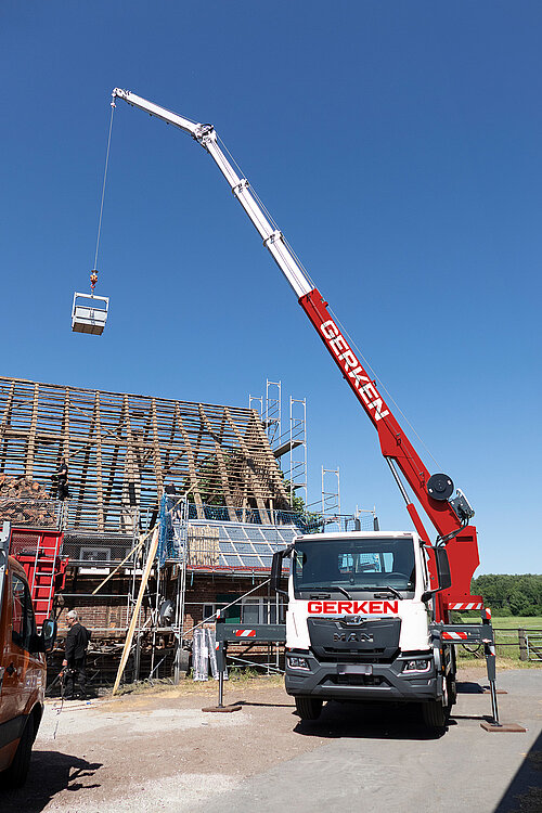 Scheunenbau_mit_Hilfe_eines_GERKEN_Lkw-Krans