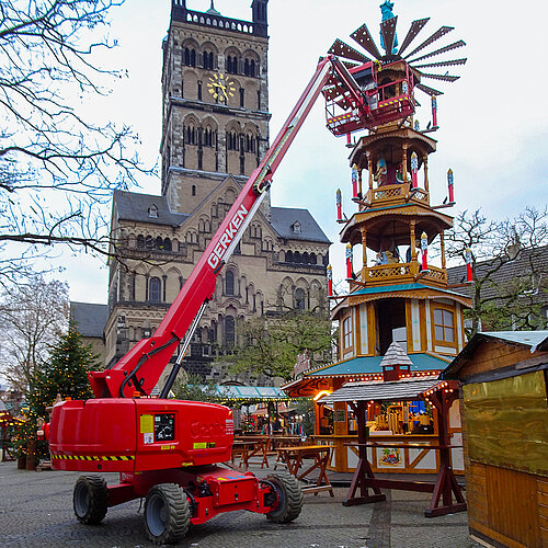 Teleskop_Arbeitsbühne_vor_dem_St._Quirinus-Münster_Neuss 