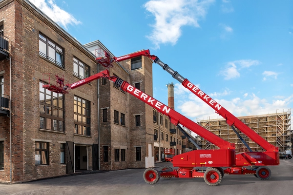 Die_Teleskop-Arbeitsbühnen_GT_410_EWAkL_und_GT_440_EWAkL_bereit_für_den_Einsatz_an_einem_Industriegebäude