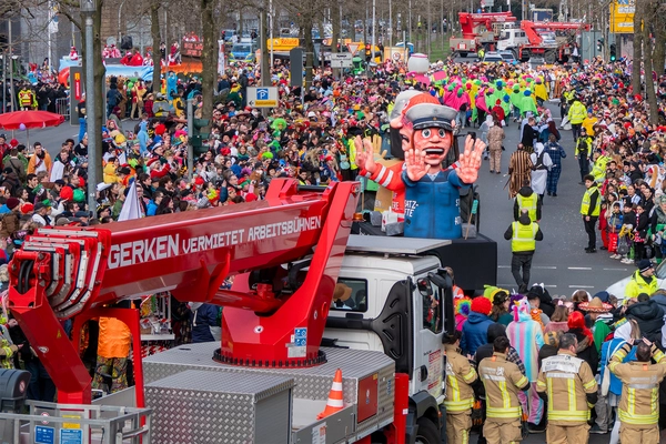 Lkw-Arbeitsbühnen_sorgen_fuer_Sicherheit_beim_Rosenmontagszug