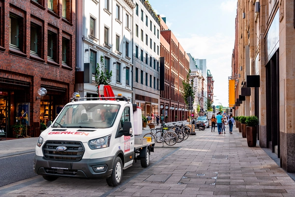 Die_GERKEN_GL_11_B_Hybrid_parkt_in_der_Innenstadt