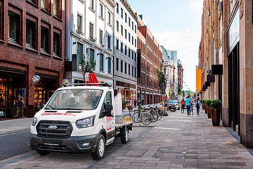 Die_GERKEN_GL_11_B_Hybrid_parkt_in_der_Innenstadt